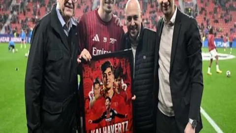 “阿诺德精准传球助加克波头球破门，英超赛场再现精彩瞬间”